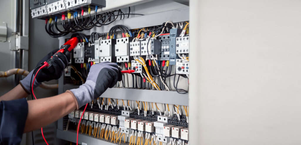 Elektrische Tests mit Multimeter